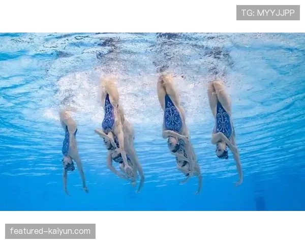 花样游泳集体自由自选决赛，乌克兰队以表现战争与希望的节目引发全场起立